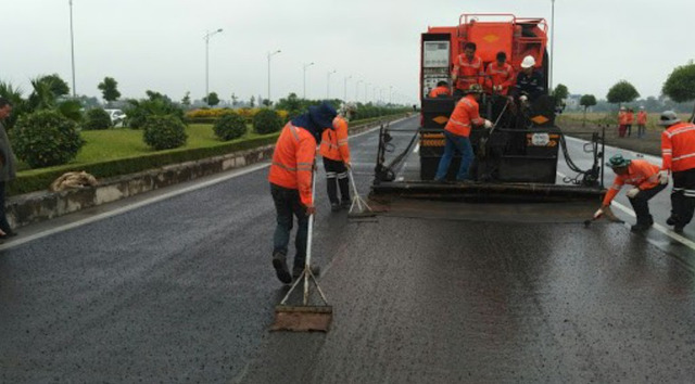 Nhựa đường 60/70 xá giúp cấp nhựa liên tục nhưng đòi hỏi hạ tầng tiếp nhận phù hợp.