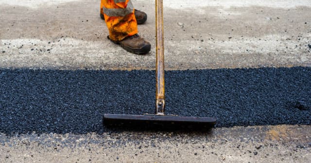 Nhựa đường lỏng được dùng phổ biến cho thi công nguội, sửa chữa nhanh công trình.